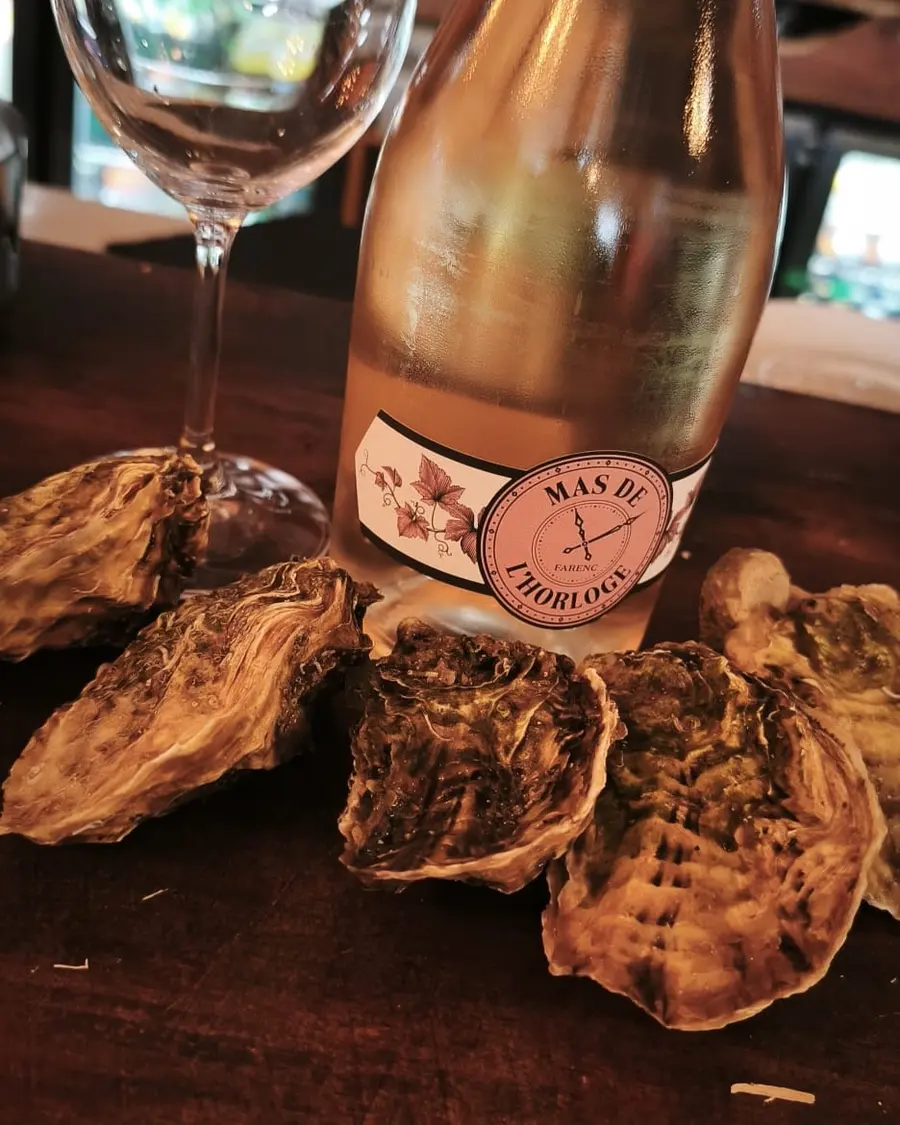 Huîtres de l'étang et vin blanc